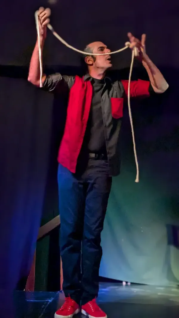 Lluc el Màgic haciendo magia con cuerdas sobre el escenario