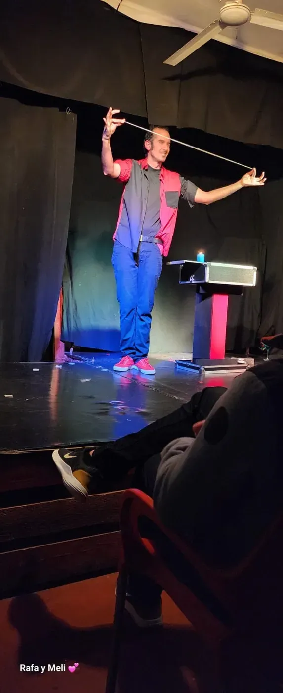 Actuación de Lluc el Màgic en un teatro