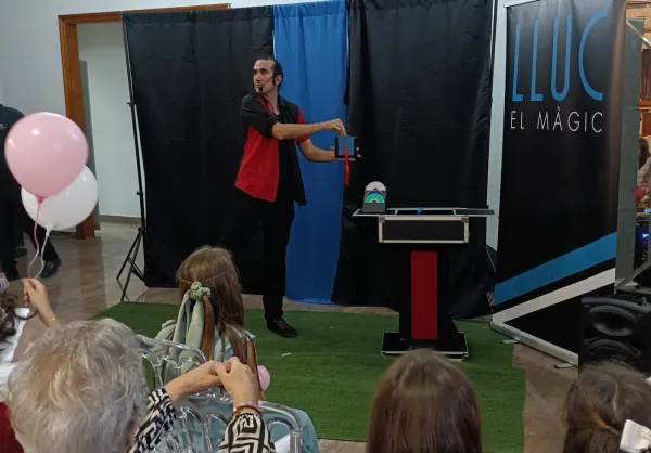 Show de magia en una celebración familiar al aire libre