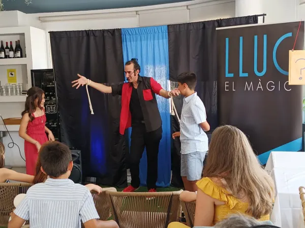 Niño ayudando al mago durante un show de magia de salón