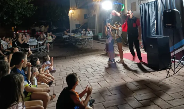 Magia en la calle durante las fiestas de un pueblo