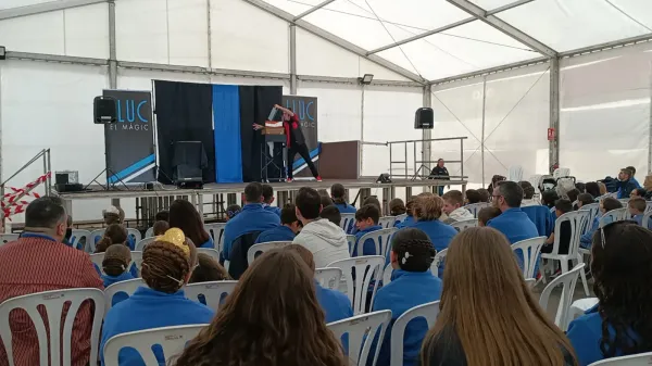 Público asistiendo a un espectáculo de magia en carpa
