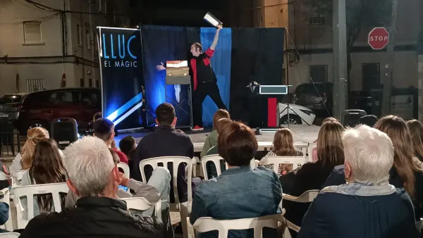 Actuación de magia al aire libre en una plaza