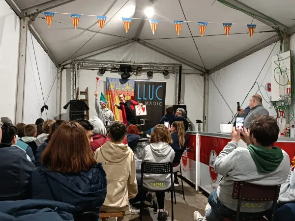 Espectáculo de magia en la carpa de una falla de Valencia