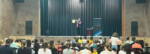 Espectáculo de magia en el salón de actos de un colegio